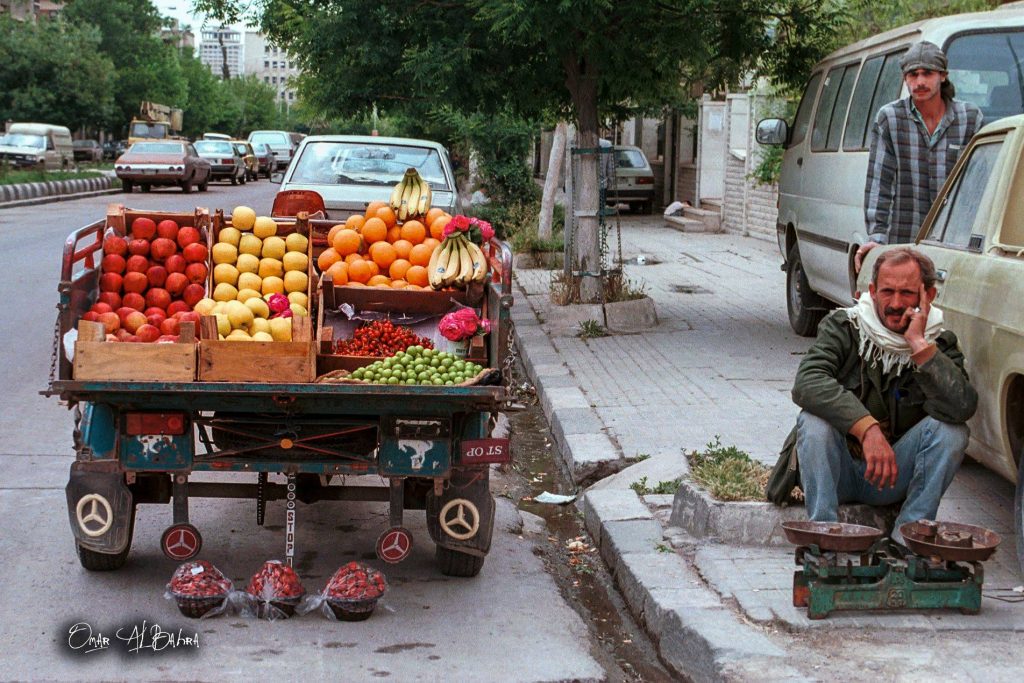 التاريخ السوري المعاصر - دمشق- بائع فاكهة متجول - منطقة المزرعة  عام 1992