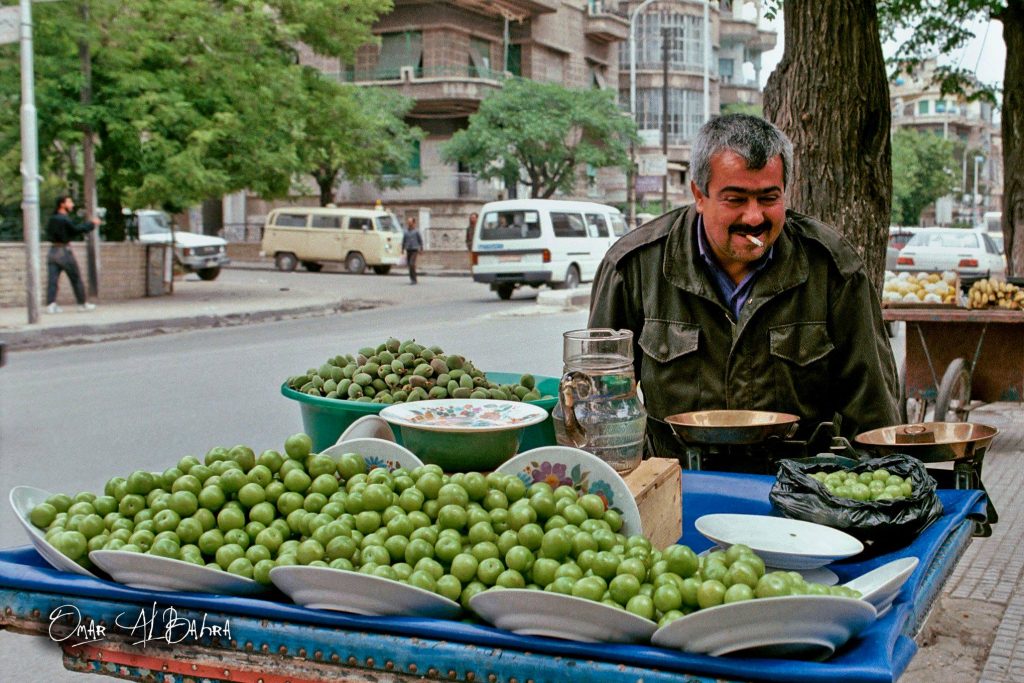 التاريخ السوري المعاصر - بائع فاكهة متجول دمشق منطقة الشهبندر التقطت الصورة عام 1992