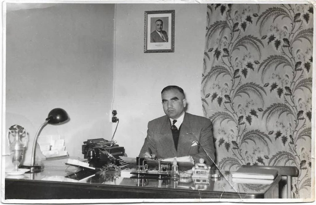 التاريخ السوري المعاصر - حلب 1959- عمر محمد كردي في مكتبه بمدرسة المأمون 