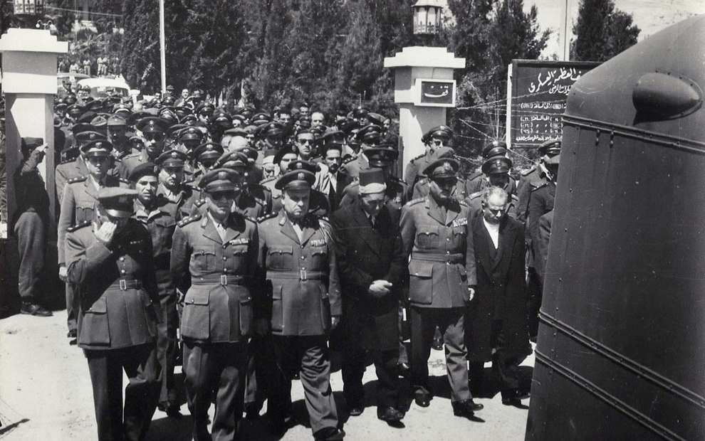 الفريق جمال الفيصل في تشييع محمد نذير سالم عام 1958