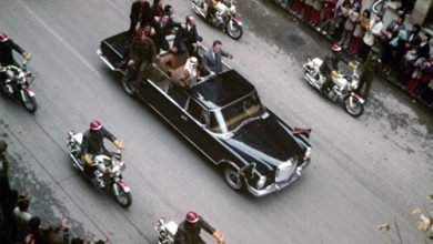 خالد بن عبد العزيز وحافظ الأسد على عربة مكشوفة بدمشق عام 1975