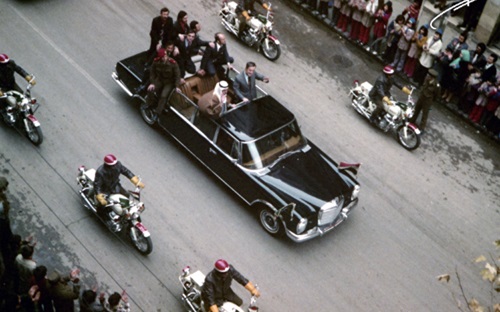 خالد بن عبد العزيز وحافظ الأسد على عربة مكشوفة بدمشق عام 1975