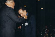تكريم فاروق بوظو في مقر الاتحاد الدولي لكرة القدم  - سويسرا عام 1996م