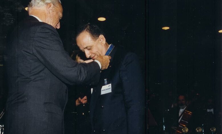 تكريم فاروق بوظو في مقر الاتحاد الدولي لكرة القدم  - سويسرا عام 1996م