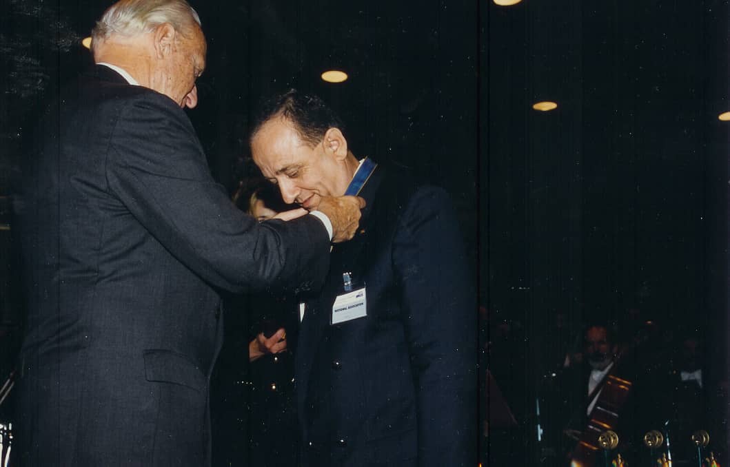 تكريم فاروق بوظو في مقر الاتحاد الدولي لكرة القدم  - سويسرا عام 1996م