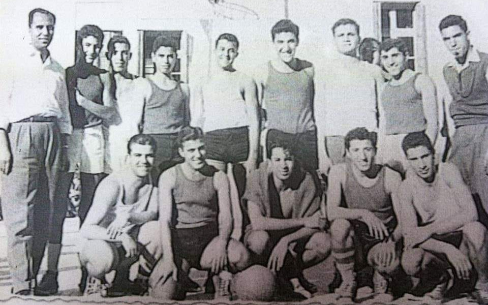 فريق كرة السلة في مدرسة التجهيز الأولى مع فريق ثانوية أسعد عبدالله بدمشق 1959