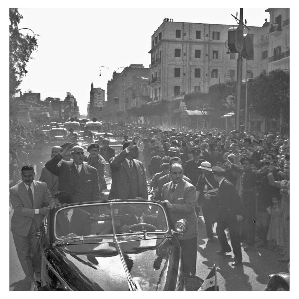 التاريخ السوري المعاصر - القاهرة 1958 - جمال عبد الناصر و شكري القوتلي عند توقيع ميثاق الوحدة (3) 