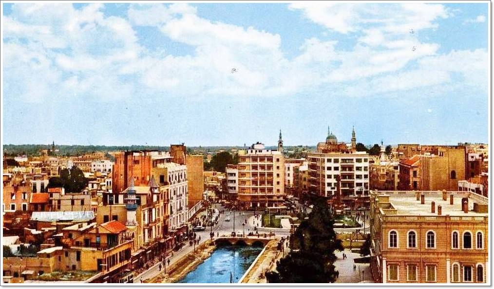 التاريخ السوري المعاصر - دمشق 1958- من جسر فكتوريا بإتجاه ساحة المرجة  