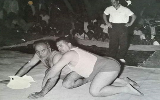 البطلان صبحي البلح وعربي الخبايتي على حلبة المصارعة عام 1958