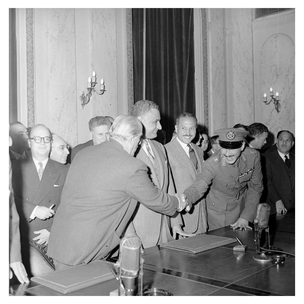 التاريخ السوري المعاصر - القاهرة 1958- الرئيسان جمال عبد الناصر و شكري القوتلي أثناء التوقيع على ميثاق الوحدة (1)