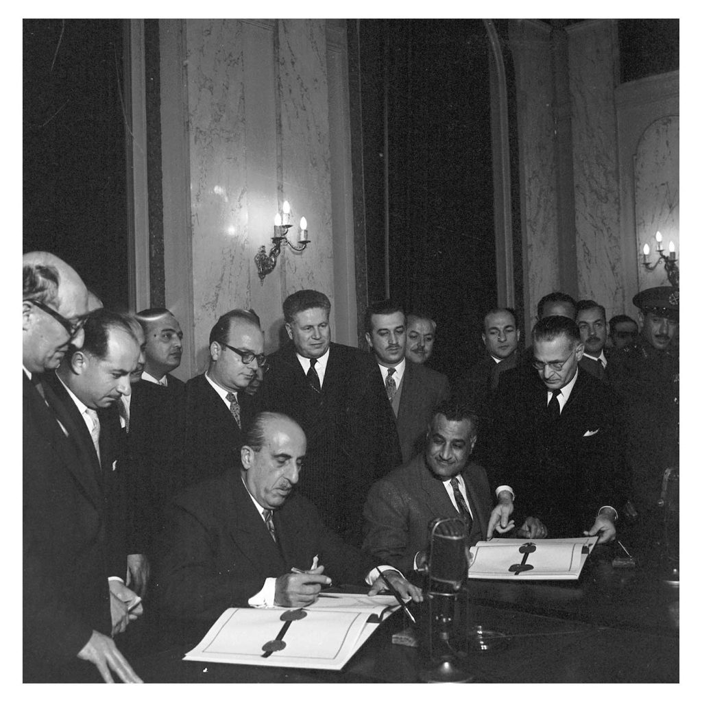 التاريخ السوري المعاصر - القاهرة 1958-جمال عبد الناصر و شكري القوتلي أثناء التوقيع على ميثاق الوحدة (2)