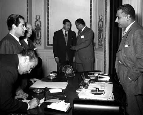 التاريخ السوري المعاصر - القاهرة 1955 - جمال عبد الناصر يستقبل الفنان فريد الأطرش (2)