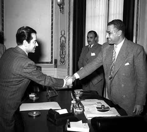 التاريخ السوري المعاصر - القاهرة 1955 - جمال عبد الناصر يستقبل الفنان فريد الأطرش (1)