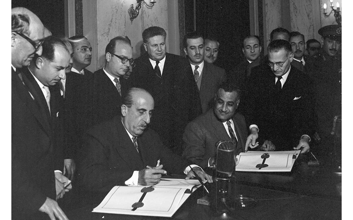 القاهرة 1958-جمال عبد الناصر و شكري القوتلي أثناء التوقيع على ميثاق الوحدة (2)
