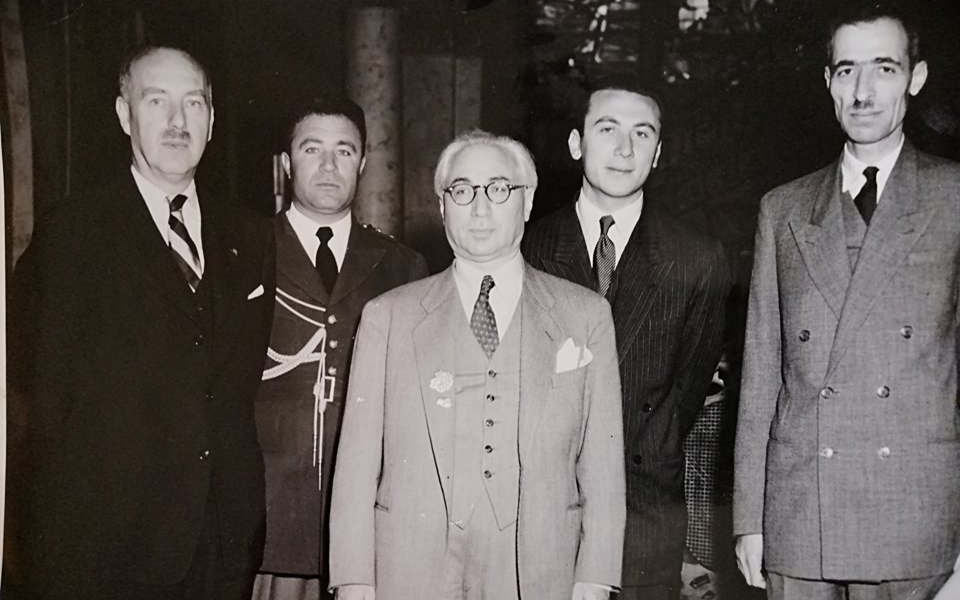 حسن جبارة وزير المالية والاقتصاد مع جميل مردم بك رئيس الوزراء عام 1947