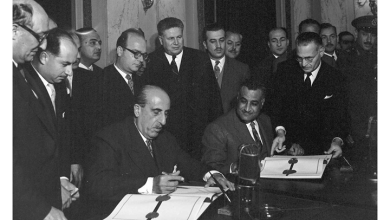 القاهرة 1958-جمال عبد الناصر و شكري القوتلي أثناء التوقيع على ميثاق الوحدة (2)