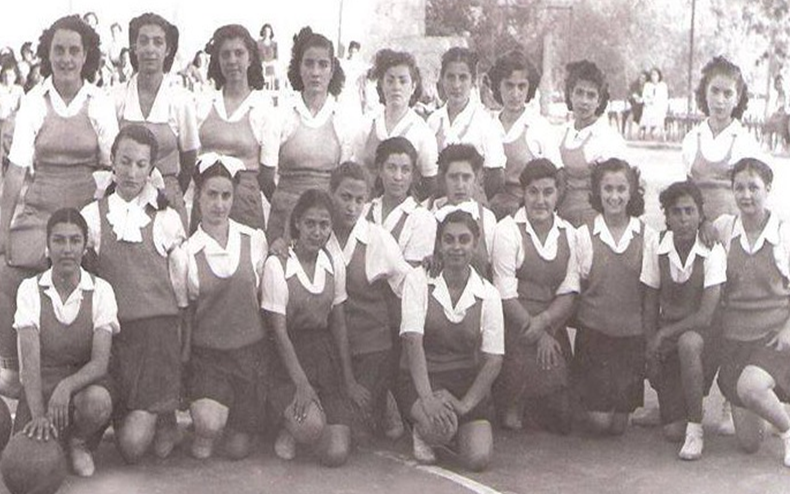 فريق بنات نادي النهضة مع فريق الكلية العلمية الوطنية - عام 1949