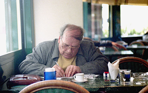 محمد الماغوط في مقهى البرازيل عام 2000م