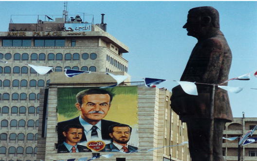 تمثال لـ حافظ الأسد في حلب عام 1994