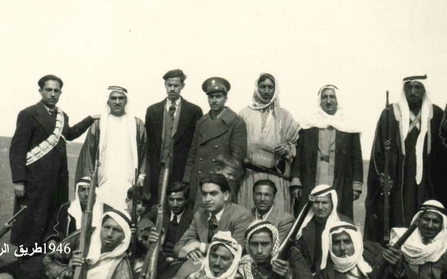 عبد السلام العجيلي مع بعض أبناء العشائر والهجانة عام 1946