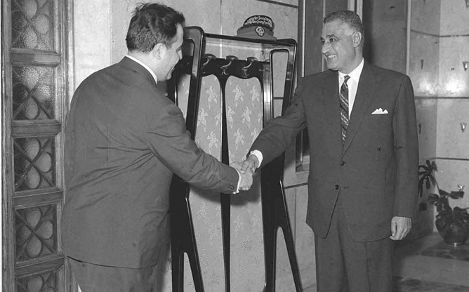 جمال عبد الناصر ونور الدين الاتاسي في حفل عشاء تكريم الوفد السوري 1968(1)