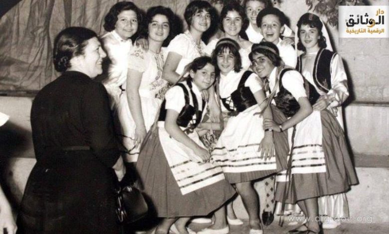 التاريخ السوري المعاصر - طالبات من مدرسة الأميركان في إحدى الحفلات التنكرية في خمسينات القرن الماضي