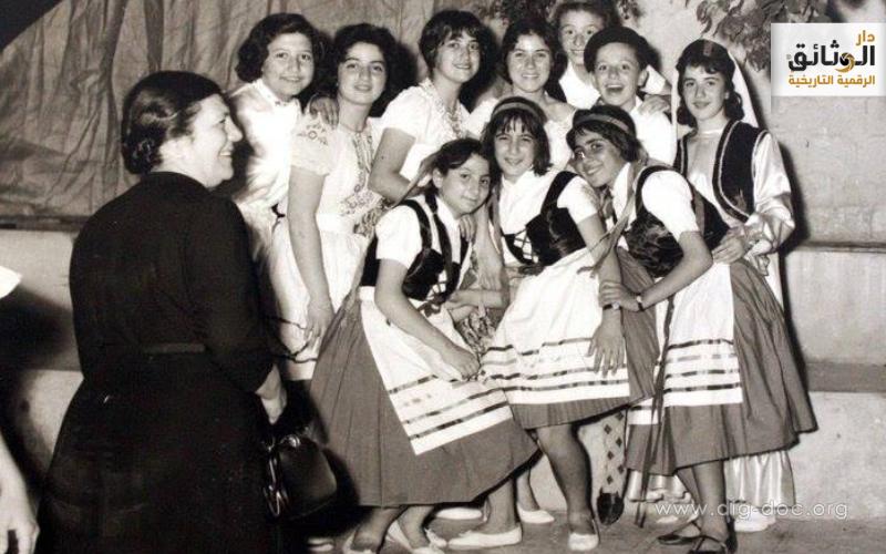 التاريخ السوري المعاصر - طالبات من مدرسة الأميركان في إحدى الحفلات التنكرية في خمسينات القرن الماضي