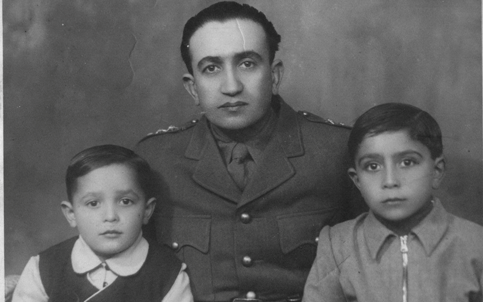 النقيب توفيـق نظـام الديـن مع ولديـه نظمي وزيـاد 1947