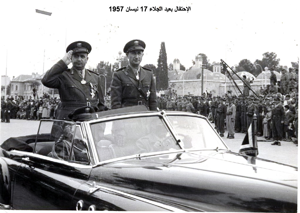 توفيق نظام الدين يستعرض القوات المشاركة بالعرض - الاحتفال بعيد الجلاء عام 1957 (11)