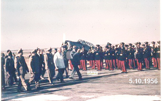 شكري القوتلي يستعرض حرس الشرف في مطار حلب عام 1956 (3)