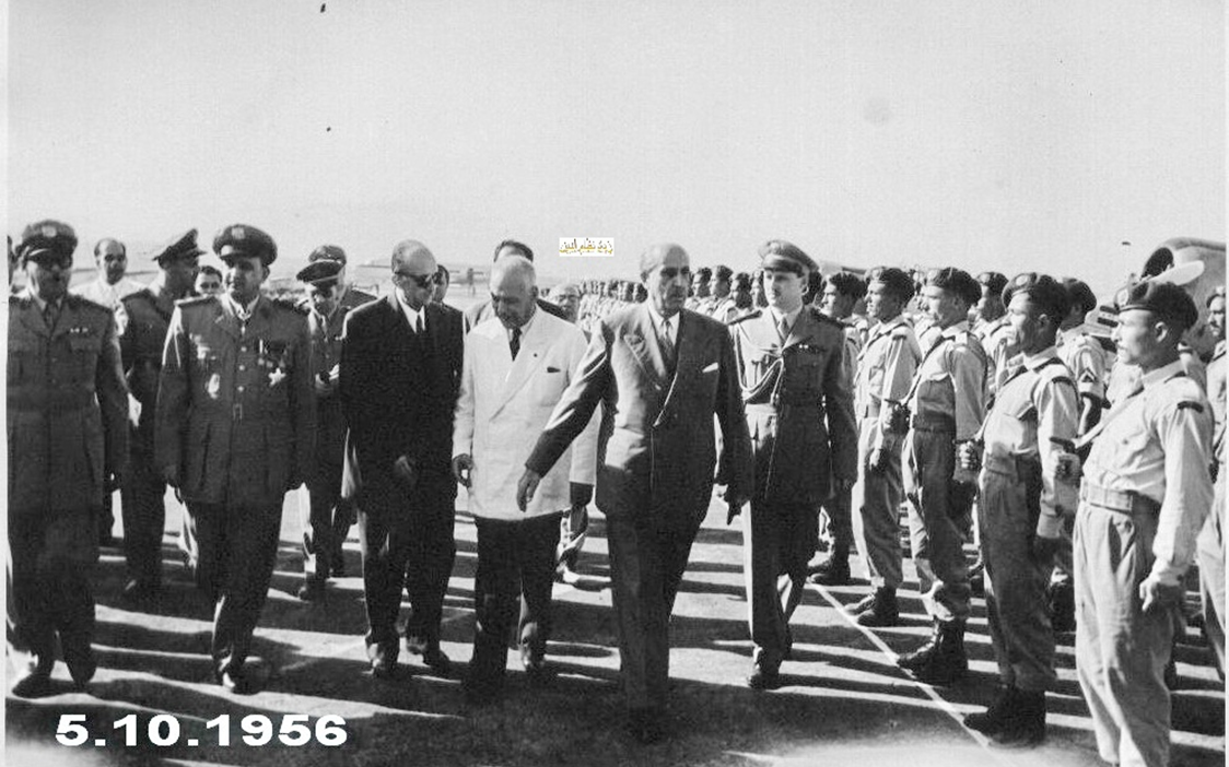 شكري القوتلي يستعرض حرس الشرف في مطار حلب عام 1956 (4)