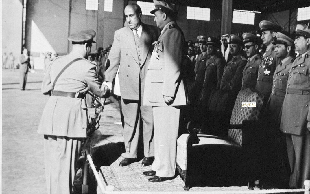 شكري القوتلي مع خريجي دورة ضباط القوى الجوية عام 1956 (1)