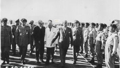 شكري القوتلي يستعرض حرس الشرف في مطار حلب عام 1956 (4)