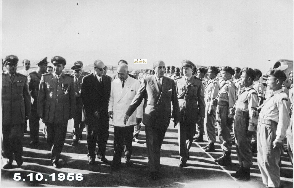 التاريخ السوري المعاصر - شكري القوتلي يستعرض حرس الشرف في مطار حلب عام 1956 (4)