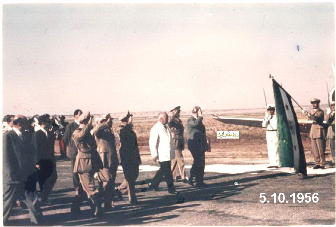 التاريخ السوري المعاصر - شكري القوتلي يستعرض حرس الشرف في مطار حلب عام 1956 (1)