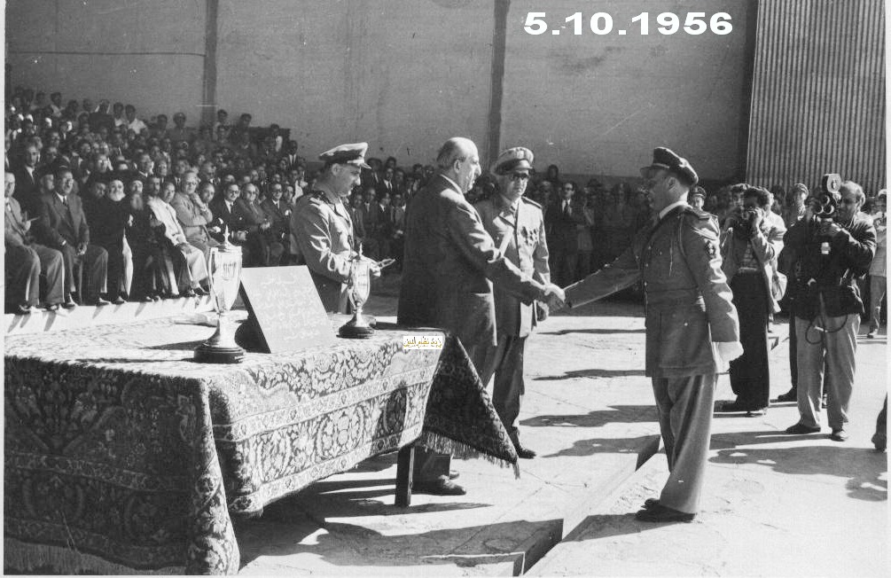 التاريخ السوري المعاصر - شكري القوتلي مع خريجي دورة ضباط القوى الجوية عام 1956 (3)