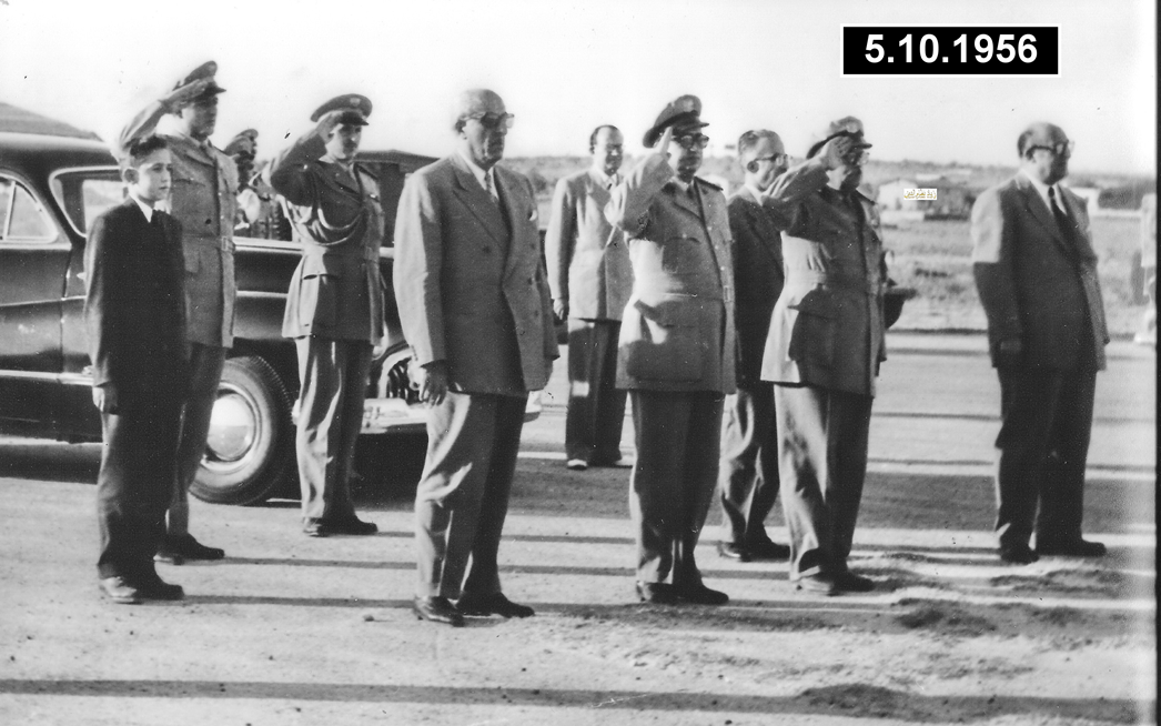 شكري القوتلي في مطار حلب بعد إنتهاء حفل تخريج دورة ضباط القوى الجوية 1956 (2)