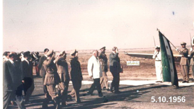 شكري القوتلي يستعرض حرس الشرف في مطار حلب عام 1956 (1)