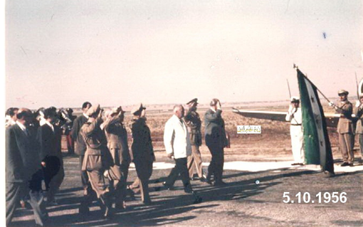 شكري القوتلي يستعرض حرس الشرف في مطار حلب عام 1956 (1)