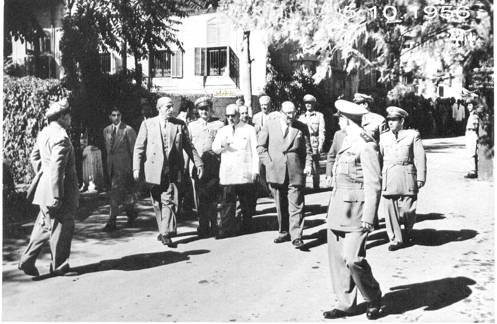 التاريخ السوري المعاصر - شكري القوتلي والوفد المرافق بعد إنتهاء حفل تخريج دورة ضباط القوى الجوية عام 1956م (2)