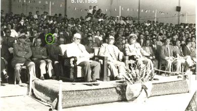 شكري القوتلي يشاهد العرض العسكري في حفل تخريج دورة ضباط للقوى الجوية عام 1956