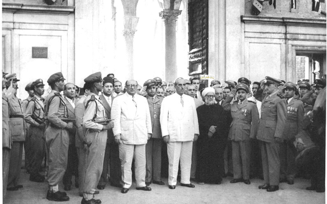شكري القوتلي أمام المسجد الأموي بعد أداء صلاة عيد الأضحى عام 1957