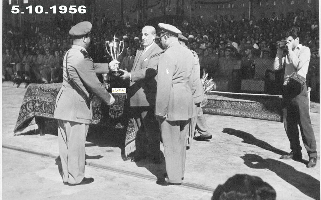 شكري القوتلي يسلم كأس دورة ضباط القوى الجوية عام 1956