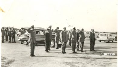 شكري القوتلي في مطار حلب بعد إنتهاء حفل تخريج دورة ضباط القوى الجوية 1956 (1)