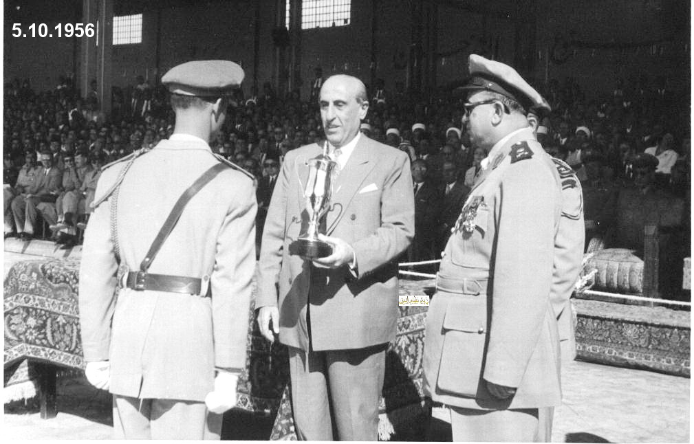 التاريخ السوري المعاصر - شكري القوتلي مع خريجي دورة ضباط القوى الجوية عام 1956 (4)