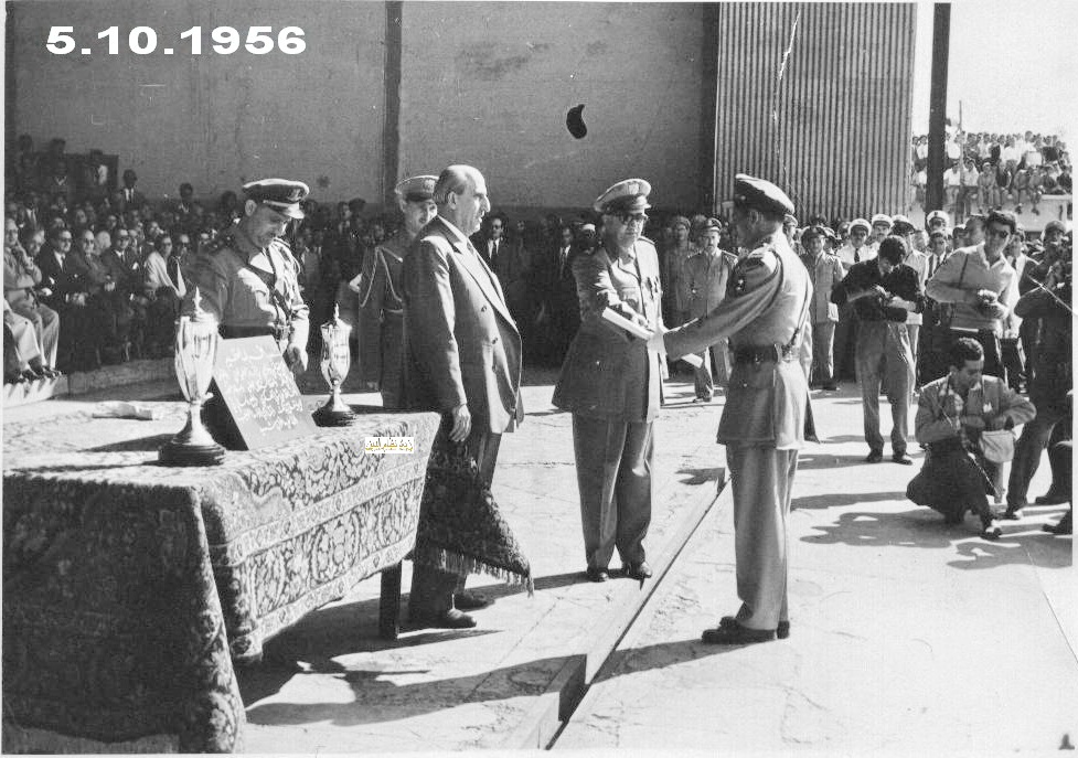 التاريخ السوري المعاصر - شكري القوتلي مع خريجي دورة ضباط القوى الجوية عام 1956 (5)