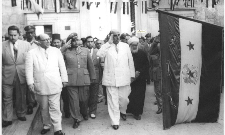 شكري القوتلي وصحبه يحيون العلم السوري أمام المسجد الأموي 1957