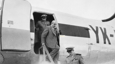 التاريخ السوري المعاصر - شكري القوتلي وتوفيق نظام الدين أثناء النزول من الطائرة في مطار حلب عام 1956م