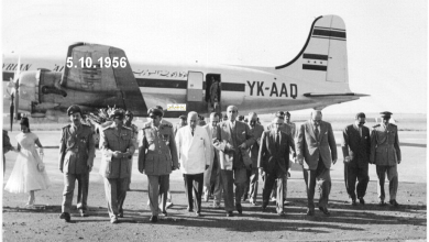 التاريخ السوري المعاصر - شكري القوتلي في مطار حلب بعد النزول من الطائرة في تشرين الأول عام 1956م