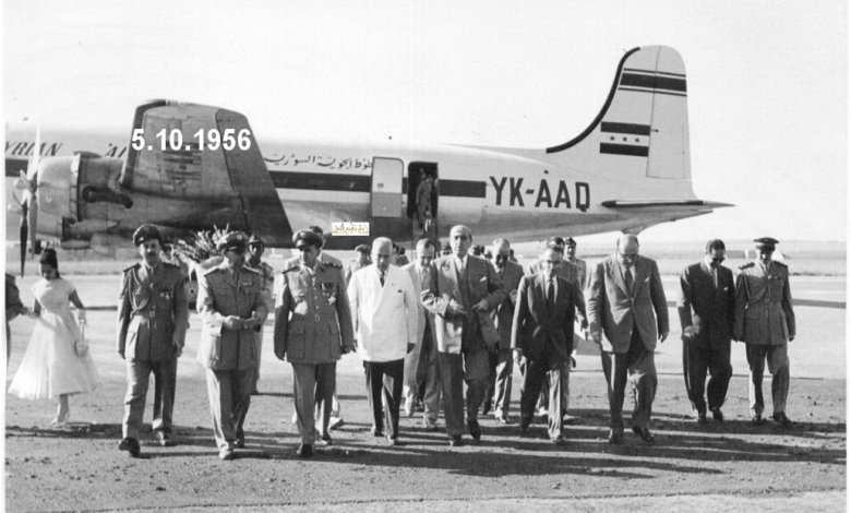 شكري القوتلي في مطار حلب بعد النزول من الطائرة في تشرين الأول عام 1956م
